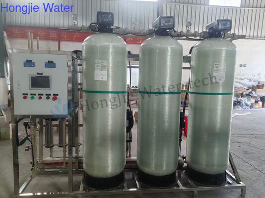 Un buen precio. Un sistema de ósmosis inversa de una sola etapa con una capacidad de producción de agua de una tonelada por día en línea